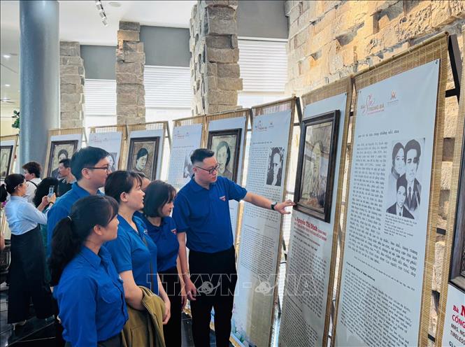 Các bạn Đoàn TNCS Hồ Chí Minh tìm hiểu lịch sử các nữ tù chính trị Côn Đảo  tại triển lãm. Ảnh: TTXVN phát