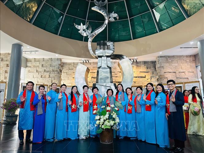 Các đại biểu chụp ảnh lưu niệm tại Bảo tàng Côn Đảo. Ảnh: TTXVN phát