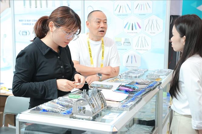 Khách tham quan triển lãm Răng Hàm Mặt Quốc tế Hà Nội lần thứ 2. Ảnh: Minh Quyết - TTXVN
