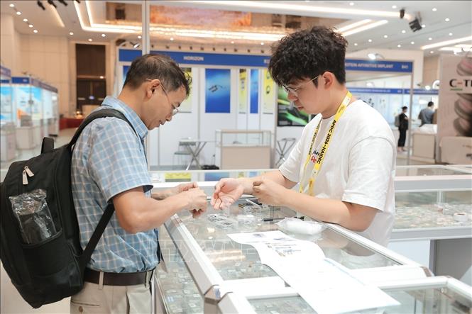 Khách tham quan triển lãm Răng Hàm Mặt Quốc tế Hà Nội lần thứ 2. Ảnh: Minh Quyết - TTXVN