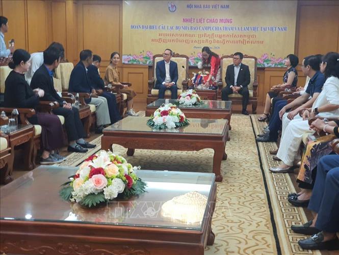 Ông Lê Quốc Minh, Ủy viên Trung ương Đảng, Phó Trưởng Ban Tuyên giáo và Dân vận Trung ương, Tổng Biên tập Báo Nhân Dân, Chủ tịch Hội Nhà báo Việt Nam tiếp ông ông Puy Kea, Chủ tịch Câu lạc bộ Nhà báo Campuchia cùng đoàn công tác. Ảnh: Nguyễn Trọng Lịch- TTXVN