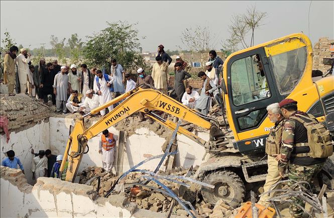 Hiện trường vụ tấn công liều chết tại Bannu, tỉnh Khyber Pakhtunkhwa, Pakistan, ngày 9/5/2026. Ảnh: THX/TTXVN