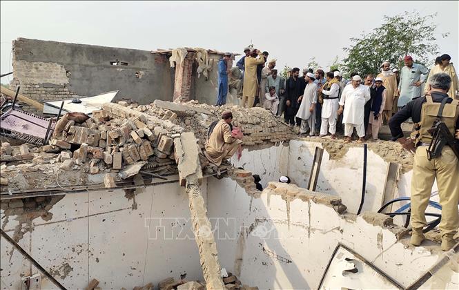 Hiện trường vụ tấn công liều chết tại Bannu, tỉnh Khyber Pakhtunkhwa, Pakistan, ngày 9/5/2026. Ảnh: THX/TTXVN