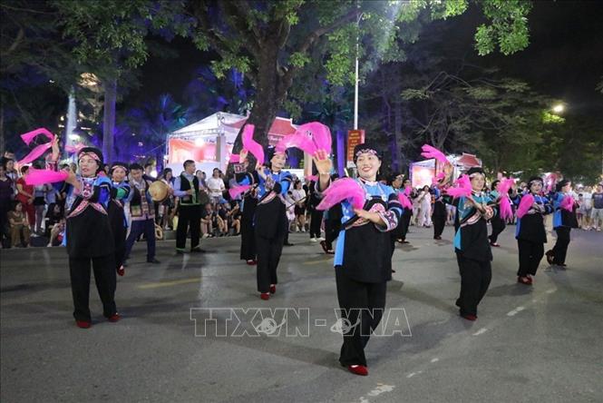 Những nghệ sĩ trong trang phục đặc sắc của đồng bào dân tộc vùng cao hiện diện giữa trung tâm thành phố Cảng nhận được nhiều sự yêu mến của người dân và du khách. Ảnh: Mạnh Minh - TTXVN