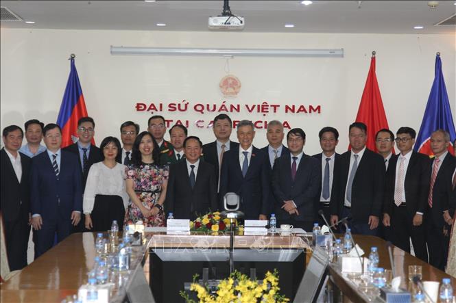 Trưởng Ban Tuyên giáo và Dân vận Trung ương Trịnh Văn Quyết chụp ảnh lưu niệm cùng cán bộ, nhân viên Đại sứ quán Việt Nam tại Campuchia và các cơ quan bên cạnh Đại sứ quán. Ảnh: Minh Hưng – P/v TTXVN tại Campuchia