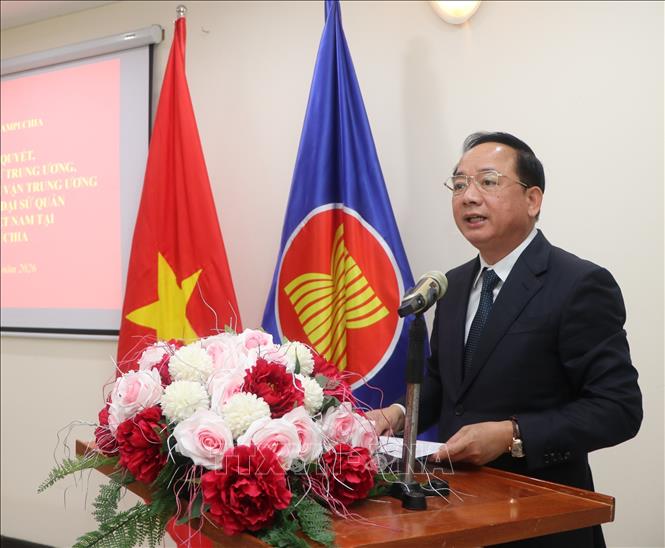 Trưởng Ban Tuyên giáo và Dân vận Trung ương Trịnh Văn Quyết phát biểu tại buổi gặp mặt. Ảnh: Minh Hưng – P/v TTXVN tại Campuchia