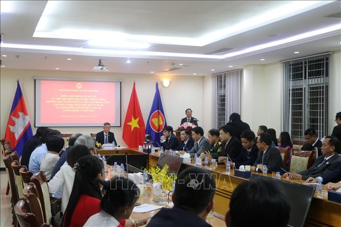Trưởng Ban Tuyên giáo và Dân vận Trung ương Trịnh Văn Quyết gặp gỡ cán bộ, nhân viên Đại sứ quán và cộng đồng người Việt Nam tại Campuchia. Ảnh: Minh Hưng – P/v TTXVN tại Campuchia