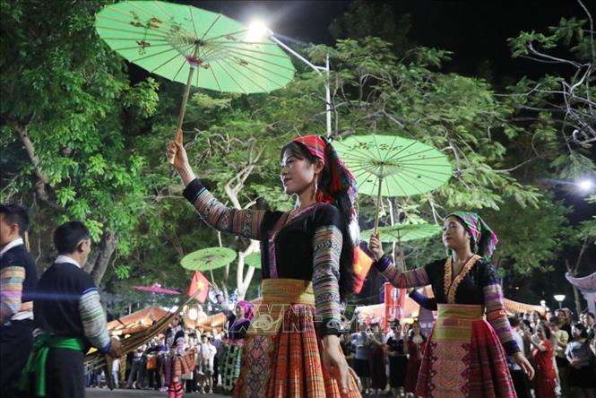 Những nghệ sĩ trong trang phục đặc sắc của đồng bào dân tộc vùng cao hiện diện giữa trung tâm thành phố Cảng nhận được nhiều sự yêu mến của người dân và du khách. Ảnh: Mạnh Minh - TTXVN