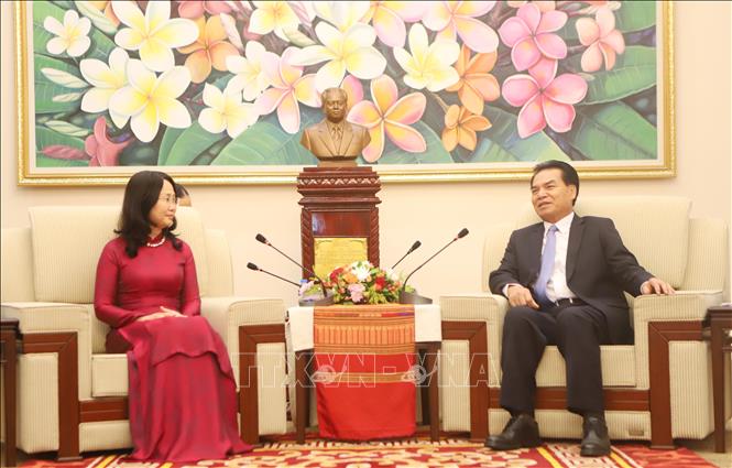 Chánh Văn phòng Trung ương Đảng Nhân dân cách mạng Lào Phet Phomphiphak tiếp Bộ trưởng Lâm Thị Phương Thanh đến chào xã giao. Ảnh: Xuân Tú - TTXVN tại Lào