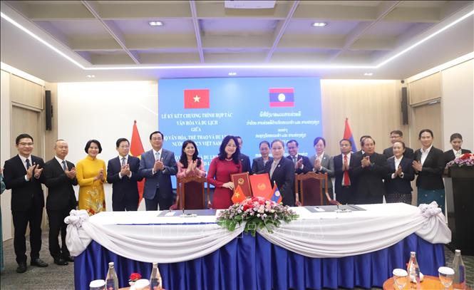 Bộ trưởng Bộ Văn hóa, thể thao và du lịch Việt Nam Lâm Thị Phương Thanh và Bộ trưởng Bộ Văn hóa và thể thao Lào Suonsavan Vinhaket trao đổi văn kiện hợp tác. Ảnh: Xuân Tú - TTXVN tại Lào