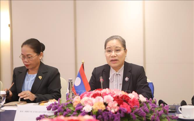 Bộ trưởng Bộ Văn hóa và thể thao Lào Suonsavan Vinhaket phát biểu tại Hội đàm. Ảnh: Xuân Tú - TTXVN tại Lào