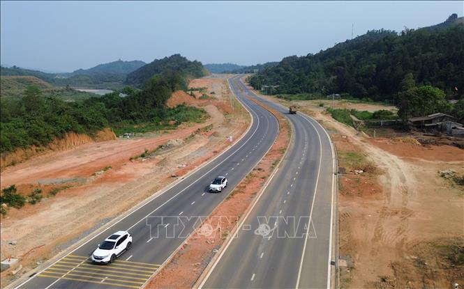 Tuyến đường góp phần khai thông, phát huy hiệu quả các tiềm năng, lợi thế, xây dựng tỉnh Lào Cai trở thành cực tăng trưởng, trung tâm kết nối các tỉnh phía Tây Nam - Trung Quốc và khu vực Asean. Ảnh: Quốc Khánh - TTXVN