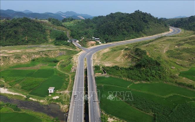 Tuyến đường, đoạn đi qua khu vực sân golf và cánh đồng lúa. Ảnh: Quốc Khánh - TTXVN