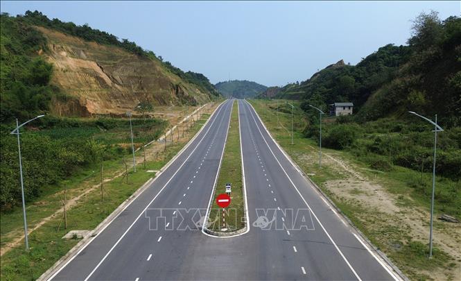 Hệ thống đèn chiếu sáng, giải phân cách cứng cũng đã được lắp đặt, hoàn thiện. Ảnh: Quốc Khánh - TTXVN