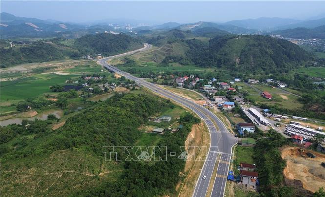 Trên tuyến đi qua nhiều khu vực đông dân cư sẽ tạo điều kiện thuận lợi cho người dân di chuyển từ xã đến cửa khẩu đường bộ quốc tế số II KIm Thành. Ảnh: Quốc Khánh - TTXVN