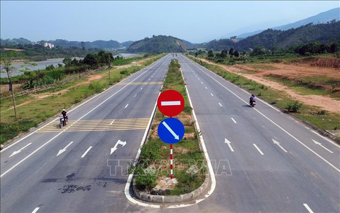 Hệ thống biển báo chỉ dẫn giao thông, sơn kẻ đường đã được nhà thầu khẩn trương hoàn thiện trên tuyến. Ảnh: Quốc Khánh - TTXVN