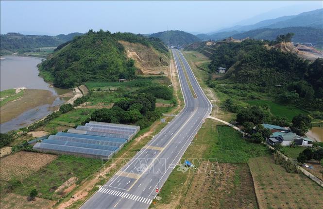 Tuyến đường đi qua nhiều nhà máy, trang trại, xí nghiệp sẽ thuận lợi cho việc hoạt động sản xuất kinh doanh, xuất nhập khẩu, thúc đẩy phát triển kinh tế vùng. Ảnh: Quốc Khánh - TTXVN