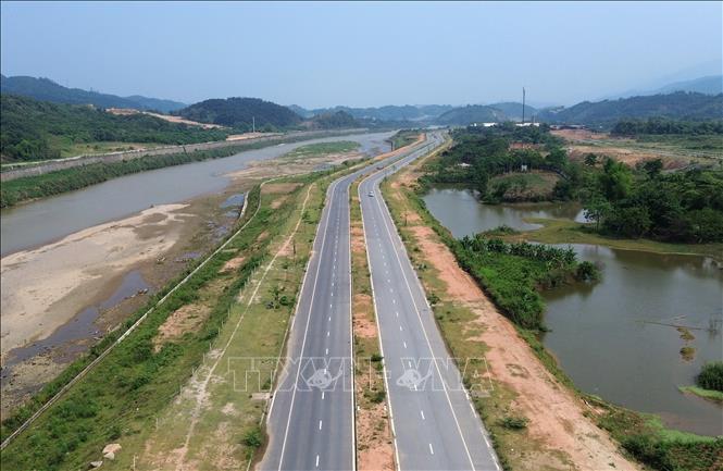 Tuyến đường dọc biên giới sông Hồng có quy mô 4 làn xe, chiều rộng nền đường 45m. Ảnh: Quốc Khánh - TTXVN