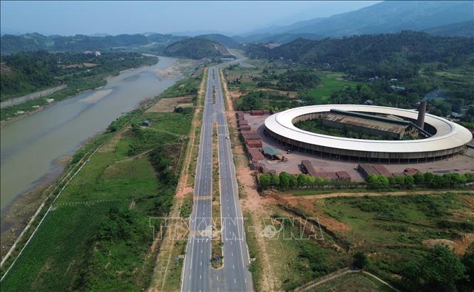 Tuyến đường đi qua nhiều nhà máy, trang trại, xí nghiệp sẽ thuận lợi cho việc hoạt động sản xuất kinh doanh, xuất nhập khẩu, thúc đẩy phát triển kinh tế vùng. Ảnh: Quốc Khánh - TTXVN