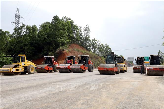 Đơn vị thi công đã huy động 2.600 nhân sự, 1.200 thiết bị và triển khai 130 mũi thi công, phấn đấu đến ngày 19/5 sẽ hoàn thành, thông xe kỹ thuật phân đoạn dài 27 km, đoạn từ xã Nhân Lý đến nút giao tiếp giáp với Quốc lộ 4B, phường Kỳ Lừa, tỉnh Lạng Sơn. Ảnh: Văn Đạt - TTXVN