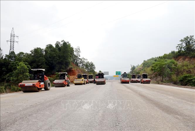 Đơn vị thi công gấp rút hoàn thiện mặt đường cao tốc cửa khẩu Hữu Nghị - Chi Lăng để thông xe kỹ thuật phân đoạn dài 27 km (từ điểm cuối cao tốc Bắc Giang - Lạng Sơn (xã Nhân Lý) đến nút giao tiếp giáp với Quốc lộ 4B (phường Kỳ Lừa). Ảnh: Văn Đạt - TTXVN