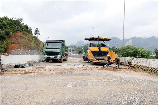 Đơn vị thi công gấp rút hoàn thành các hạng mục còn lại tại nút giao giữa điểm cuối cao tốc Bắc Giang - Lạng Sơn nối với cao tốc cửa khẩu Hữu Nghị - Chi Lăng, đoạn qua địa bàn xã Nhân Lý, tỉnh Lạng Sơn. Ảnh: Văn Đạt - TTXVN