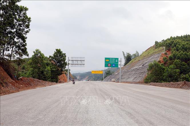 Phân đoạn cao tốc cửa khẩu Hữu Nghị - Chi Lăng dài 27 km (từ điểm cuối cao tốc Bắc Giang - Lạng Sơn (xã Nhân Lý) đến nút giao tiếp giáp với Quốc lộ 4B (phường Kỳ Lừa), tỉnh Lạng Sơn mỗi chiều có hai làn đường, tốc độ tối đa là 80km/h. Ảnh: Văn Đạt - TTXVN