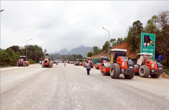 Đơn vị thi công đang dồn sức hoàn thiện các hạng mục còn lại trên phân đoạn dài 27 km (từ điểm cuối cao tốc Bắc Giang - Lạng Sơn (xã Nhân Lý) đến nút giao tiếp giáp với Quốc lộ 4B (phường Kỳ Lừa) trên cao tốc cửa khẩu Hữu Nghị - Chi Lăng, tỉnh Lạng Sơn để chuẩn bị thông xe kỹ thuật vào ngày 19/5/2026. Ảnh: Văn Đạt - TTXVN