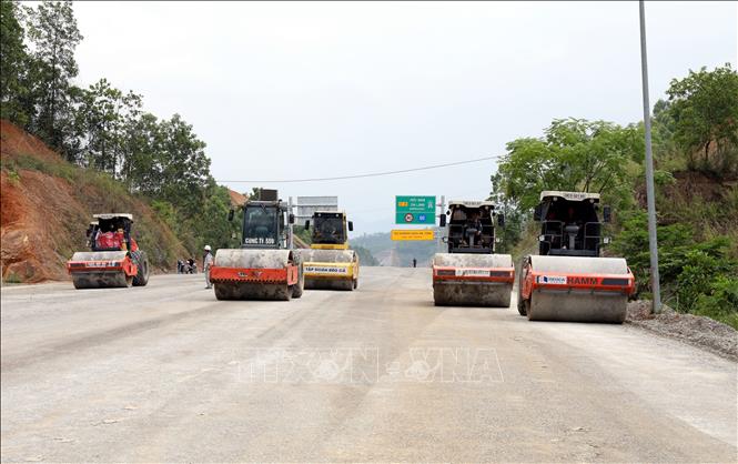 Đơn vị thi công đang dồn sức hoàn thiện các hạng mục còn lại trên phân đoạn dài 27 km (từ điểm cuối cao tốc Bắc Giang - Lạng Sơn (xã Nhân Lý) đến nút giao tiếp giáp với Quốc lộ 4B (phường Kỳ Lừa) trên cao tốc cửa khẩu Hữu Nghị - Chi Lăng, tỉnh Lạng Sơn để chuẩn bị thông xe kỹ thuật vào ngày 19/5/2026. Ảnh: Văn Đạt - TTXVN