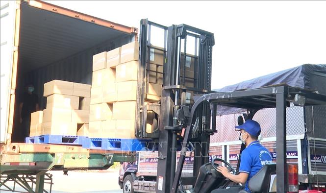 Ông Lý Thơ Kinh, Kế toán trưởng Công ty TNHH MTV Hoàng Khoa, xã Nghĩa Trung, thành phố Đồng Nai cho biết tình hình xung đột trên thế giới khiến giá nhiên liệu tăng, kéo theo cước vận chuyển hàng hóa xuất khẩu tăng đáng kể. Ảnh: Đậu Tất Thành - TTXVN