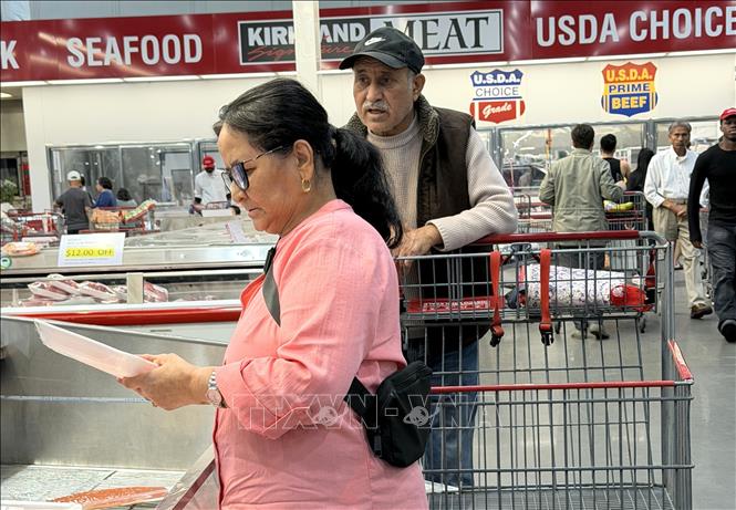 Người tiêu dùng lựa chọn sản phẩm tại một siêu thị ở bang Maryland (Mỹ). Ảnh: Ngọc Quang – PV TTXVN tại Mỹ