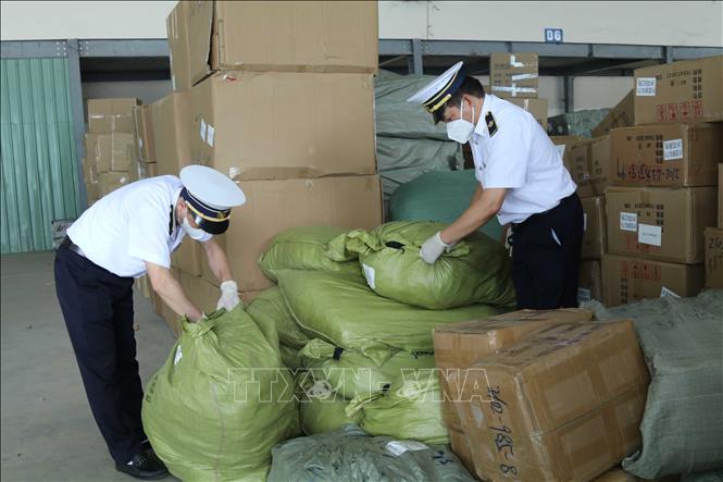 Lực lượng Kiểm dịch y tế cửa khẩu Tân Thanh (Lạng Sơn) kiểm tra điểm tập kết hàng có nguy cơ mầm bệnh khu trú. Ảnh: Quang Duy – TTXVN