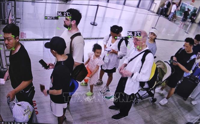 Thân nhiệt của hành khách nhập cảnh được thể hiện qua hệ thống camera thân nhiệt từ xa nhằm phát hiện các trường hợp bất thường. Ảnh: Quang Duy - TTXVN