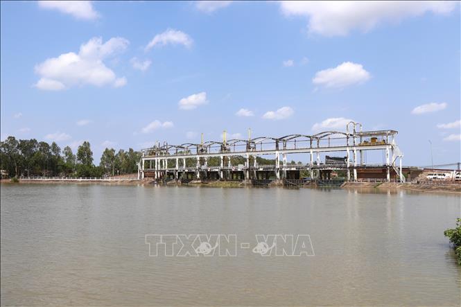 Cống Cái Hóp (xã Nhị Long, tỉnh Vĩnh Long) được đóng kín khi độ mặn tăng cao để ngăn mặn, trữ ngọt phục vụ sản xuất và dân sinh trên địa bàn. Ảnh: Thanh Hòa - TTXVN