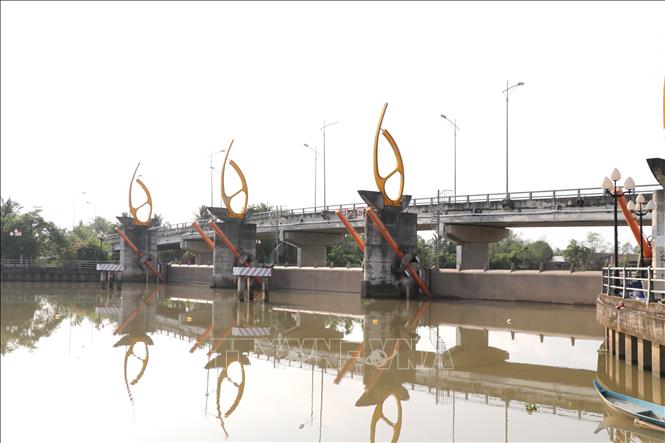 Cống Bông Bót (xã An Phú Tân, tỉnh Vĩnh Long) được đóng kín khi độ mặn tăng cao để ngăn mặn, trữ ngọt phục vụ sản xuất và dân sinh trên địa bàn. Ảnh: Thanh Hòa - TTXVN