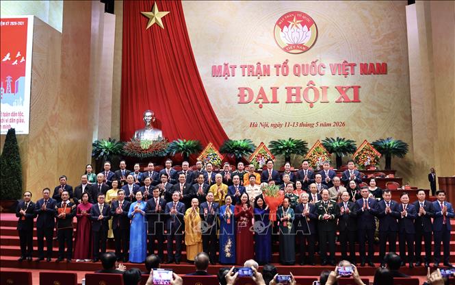 Bí thư Trung ương Đảng, Phó Chủ tịch nước Võ Thị Ánh Xuân tặng hoa chúc mừng Đoàn Chủ tịch Ủy ban Trung ương MTTQ Việt Nam nhiệm kỳ 2026 - 2031. Ảnh: Minh Đức - TTXVN