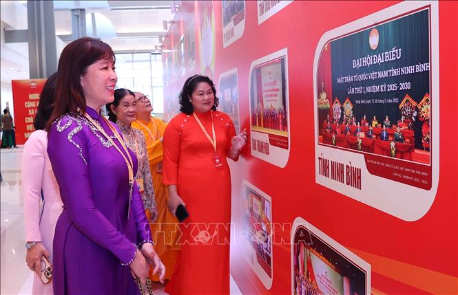 Các đại biểu tham quan trưng bày các hình ảnh hoạt động Mặt trận Tổ quốc Việt Nam. Ảnh: Văn Điệp – TTXVN