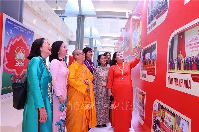 Các đại biểu tham quan trưng bày các hình ảnh hoạt động Mặt trận Tổ quốc Việt Nam. Ảnh: Văn Điệp – TTXVN