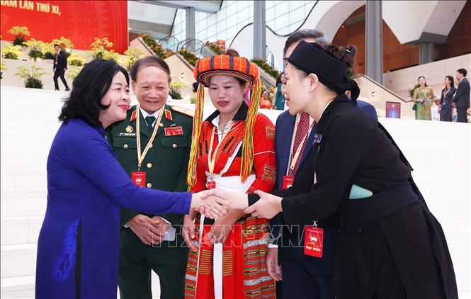 Đồng chí Bùi Thị Minh Hoài, Ủy viên Bộ Chính trị, Bí thư Trung ương Đảng, Bí thư Đảng ủy Mặt trận Tổ quốc, các đoàn thể Trung ương, Chủ tịch Ủy ban Trung ương Mặt trận Tổ quốc Việt Nam với các đại biểu. Ảnh: Văn Điệp – TTXVN
