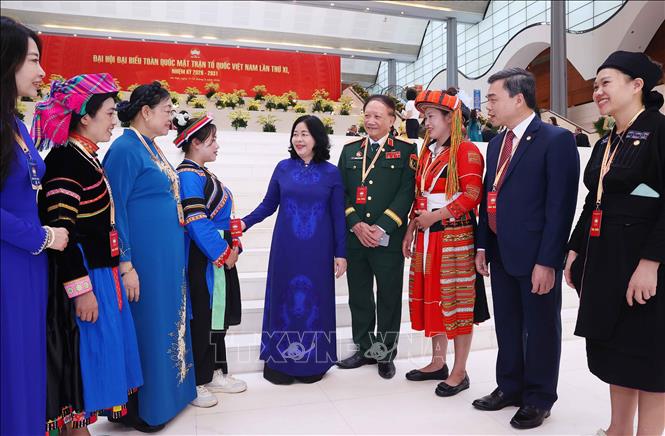 Đồng chí Bùi Thị Minh Hoài, Ủy viên Bộ Chính trị, Bí thư Trung ương Đảng, Bí thư Đảng ủy Mặt trận Tổ quốc, các đoàn thể Trung ương, Chủ tịch Ủy ban Trung ương Mặt trận Tổ quốc Việt Nam với các đại biểu. Ảnh: Văn Điệp – TTXVN