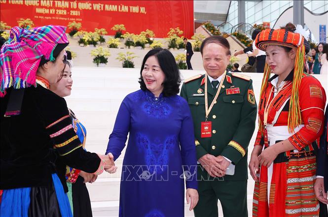 Đồng chí Bùi Thị Minh Hoài, Ủy viên Bộ Chính trị, Bí thư Trung ương Đảng, Bí thư Đảng ủy Mặt trận Tổ quốc, các đoàn thể Trung ương, Chủ tịch Ủy ban Trung ương Mặt trận Tổ quốc Việt Nam với các đại biểu. Ảnh: Văn Điệp – TTXVN