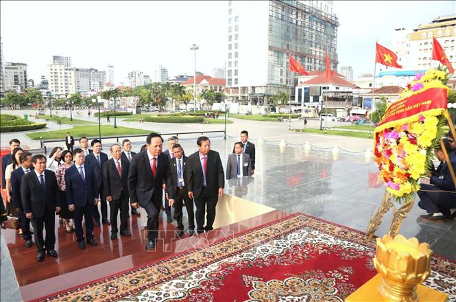 Trưởng Ban Tuyên giáo và Dân vận Trung ương Trịnh Văn Quyết dẫn đầu đoàn công tác dâng hoa tại Đài Hữu nghị Campuchia-Việt Nam ở thủ đô Phnom Penh. Huỳnh Thảo - PV TTXVN tại Campuchia