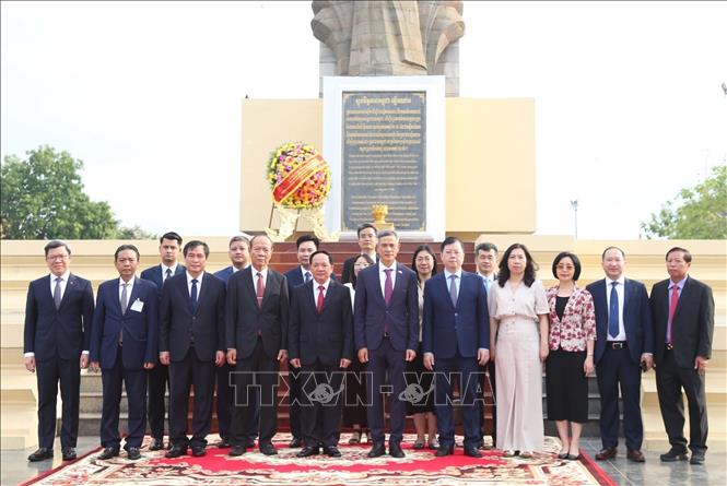 Các đại biểu tham dự lễ dâng hoa tại Đài Hữu nghị Campuchia-Việt Nam ở thủ đô Phnom Penh, sáng 13/5/2026. Huỳnh Thảo - PV TTXVN tại Campuchia