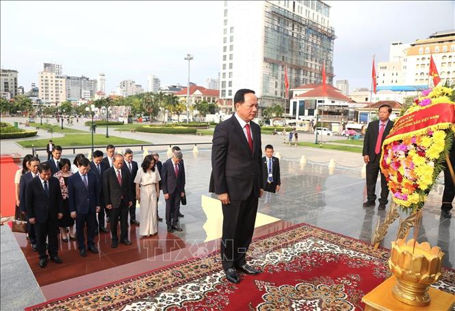 Trưởng Ban Tuyên giáo và Dân vận Trung ương Trịnh Văn Quyết và đoàn công tác thực hiện nghi thức mặc niệm tại Đài Hữu nghị Campuchia-Việt Nam ở thủ đô Phnom Penh. Ảnh: Huỳnh Thảo - PV TTXVN tại Campuchia 