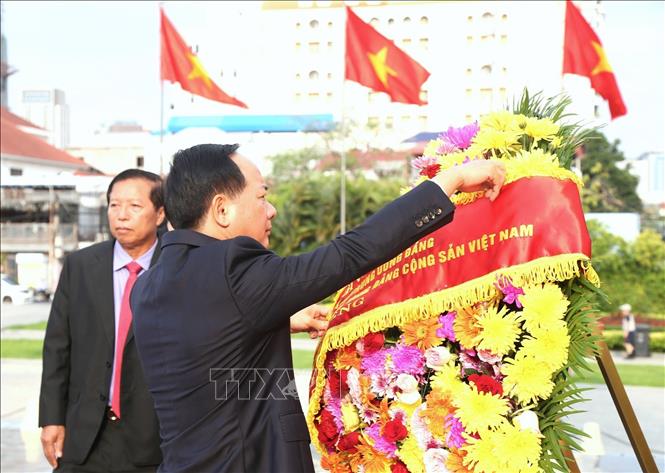 Trưởng Ban Tuyên giáo và Dân vận Trung ương Trịnh Văn Quyết chỉnh trang vòng hoa đặt tại Đài Hữu nghị Campuchia-Việt Nam ở thủ đô Phnom Penh. Ảnh: Huỳnh Thảo - PV TTXVN tại Campuchia