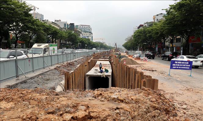 Thi công Dự án xây dựng tuyến cống hộp thoát nước, chống ngập trên đường Võ Chí Công. Ảnh: Vũ Quang – TTXVN