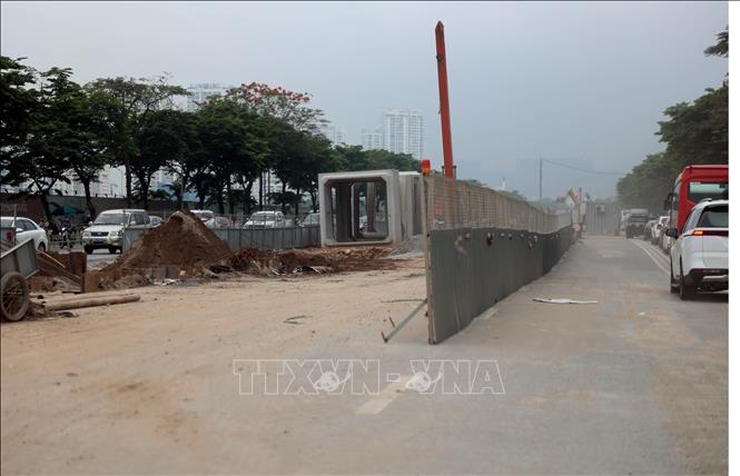 Tập kết lượng lớn vật liệu và các cấu kiện cống hộp đúc sẵn tại công trường để chuẩn bị thi công lắp đặt. Ảnh: Vũ Quang – TTXVN