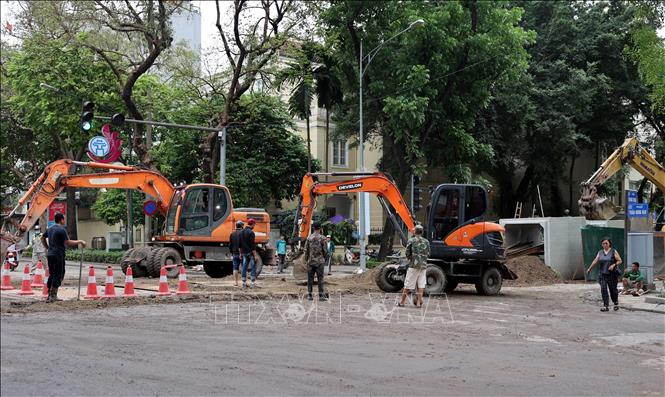 Việc triển khai thi công các công trình dự án chống ngập được thực hiện đồng bộ nhằm hướng đến mục tiêu trọng tâm là giảm thiểu tối đa tình trạng ngập úng, bảo đảm an toàn giao thông và ổn định đời sống sinh hoạt của nhân dân. Ảnh: Vũ Quang – TTXVN