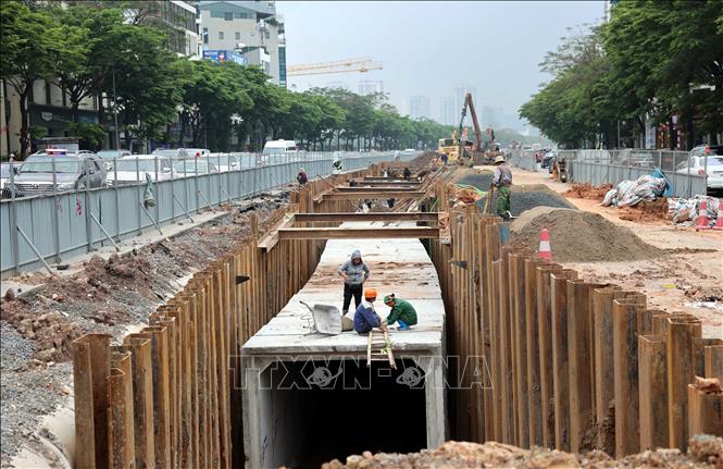 Thi công Dự án xây dựng tuyến cống hộp thoát nước, chống ngập trên đường Võ Chí Công. Ảnh: Vũ Quang – TTXVN
