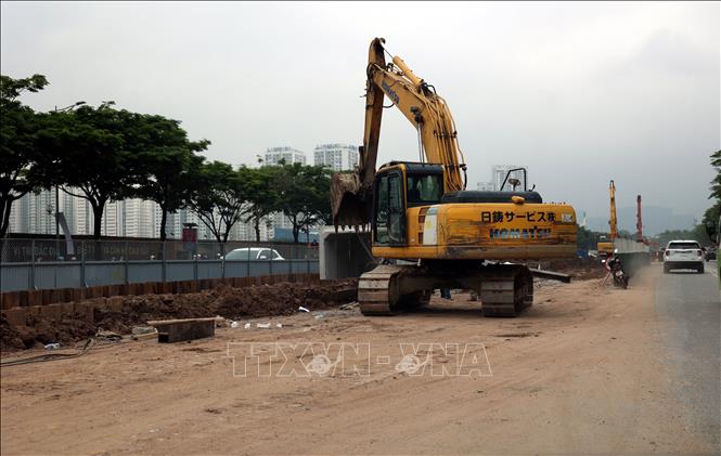 Thi công hệ thống hạ tầng ngầm trên các tuyến phố nội thành. Ảnh: Vũ Quang – TTXVN